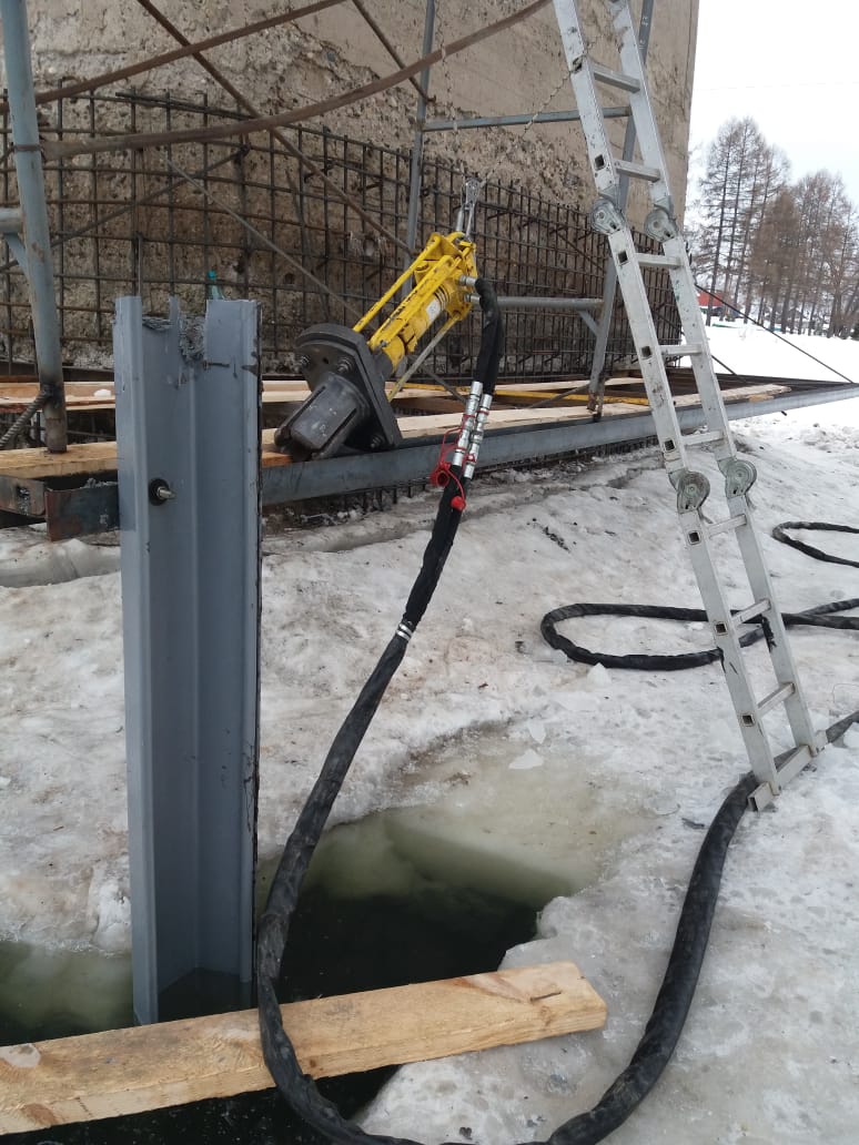 Работы по восстановлению опоры моста на реке Солоница в Ярославской области