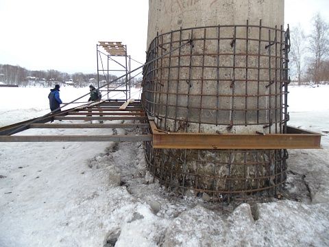 Работы по восстановлению опоры моста на реке Солоница в Ярославской области